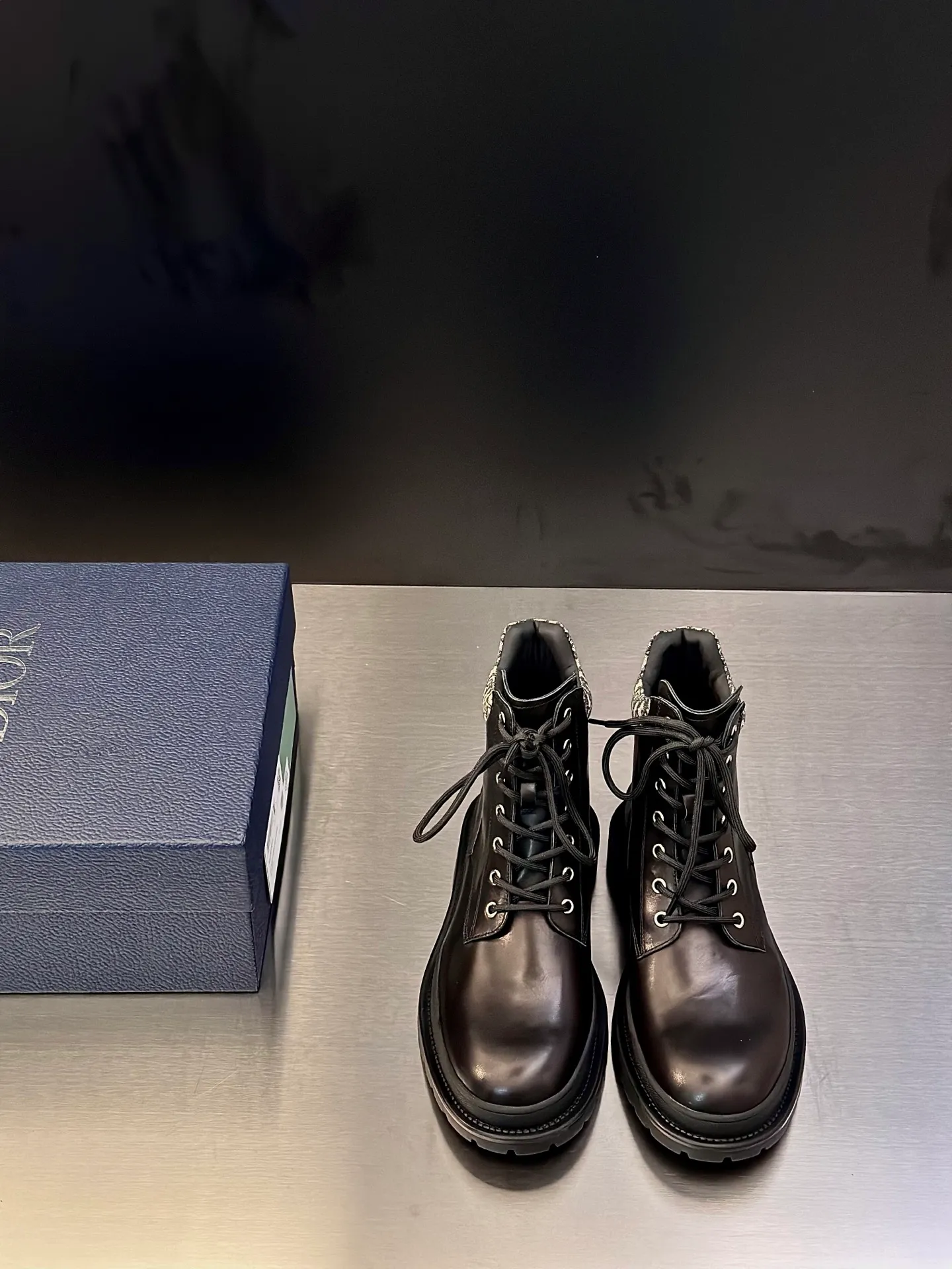 Men's shoes 💰960 Dior Dior high-top sneakers, top-quality goods produced in Dongguan, show version, leading counter trial style, Nappa cowhide material, light and breathable, soft and comfortable, easier to put on and take off, calfskin leather edging, distinctive sports style, genuine leather tongue Dior letter badge, showing the brand style, lightweight embossed pattern rubber sole, light and genuine leather feet, with original packaging Size: 39-40-41-42-43-44 (45, 46 customized) leather shoe size